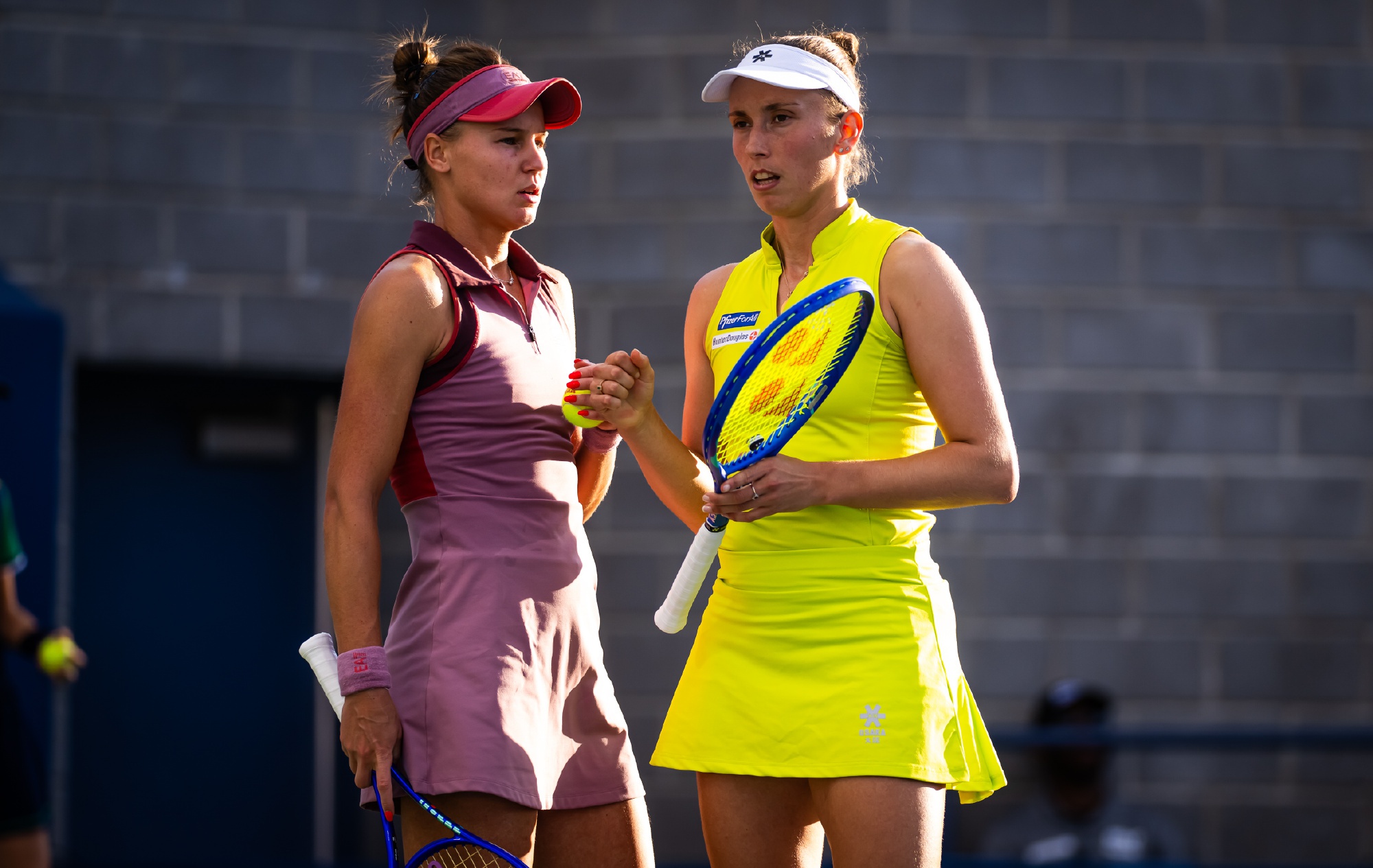 贯女双桂冠, 卫冕冠军克, 主领衔